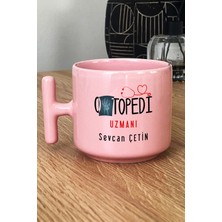 Hedizu Kişiye Özel Ortopedi Uzmanı Pastel T Kulplu Kupa Bardak Pembe Isme Özel Tıp Bayramı Hediyeleri