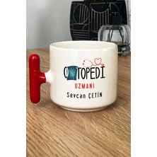 Hedizu Kişiye Özel Ortopedi Uzmanı Kupa Bardak T Kulplu Kırmızı Isme Özel Tıp Bayramı Hediyeleri