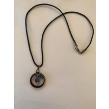 Hediyem Evime Kurutulmuş Kırmızı Mavi Çiçek Figürlü Kolye Siyah Deri Ipli