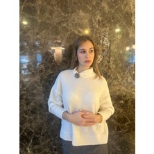Krem Yakada Broş Detaylı Kazak