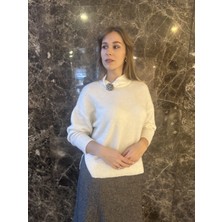 Krem Yakada Broş Detaylı Kazak