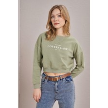 Kadın Olive Bisiklet Yaka Lovers Lane Baskılı Üç Iplik Crop Sweatshirt