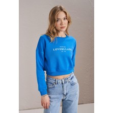 Kadın Mavi Bisiklet Yaka Lovers Lane Baskılı Üç Iplik Crop Sweatshirt