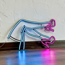 Tol Camp Dantelli (Lacy) Neon Duvar Süsü - Pembe, Buz Mavi ve Beyaz LED Işık, Metal Üzerine Neon | 60 cm x 35 cm