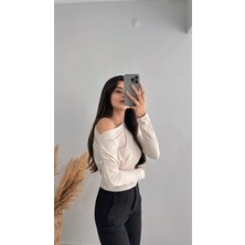 Lucky Düşük Omuz Drapeli Asimetrik Krep Bluz Bej