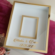 Verda Çerçeve 40 x 50  cm  Yarı Kaplama Isimli Beyaz-Gold Anı Çerçevesi! Yeni Moda Çiçek Anı Çerçevesi!