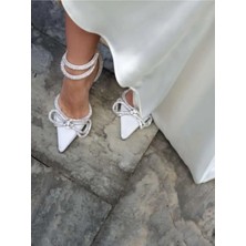 Trendy Anka Kadın Beyaz Saten 8 cm Şeffaf Topuklu Fiyonk Taşlı Bilekten Dolamalı Sivri Burunlu Abiye Ayakkabı