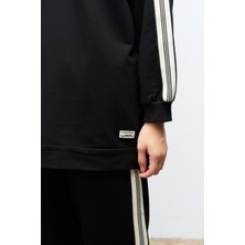 Siyah Kadın Dik Yaka Yarım Fermuarlı Etiket Detaylı  Sweatshirt ve  Rahat Kesim Şerit Detaylı Pantolon Pamuklu  Örme Alt Üst Takım