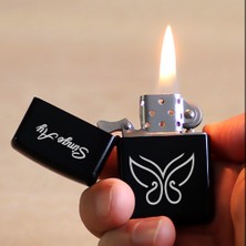 İşte Bu Kişiye Özel Isimli Benzinli Siyah Zippo Çakmak - Kelebek Baskılı