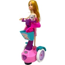 Trust Store Scooter Süren Işıklı ve Müzikli Çarp Dön Pembe Elbiseli Aksesuarlı Bebek 30 cm