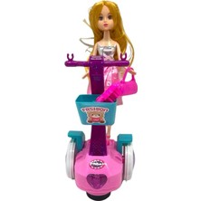 Trust Store Scooter Süren Işıklı ve Müzikli Çarp Dön Pembe Elbiseli Aksesuarlı Bebek 30 cm