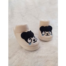 Doktor Panda Figürlü Peluşlu Kaymaz Yumuşak Esnek Tabanlı Anaokulu Kreş Kışlık Erkek Çocuk Ev Botu Pandufu