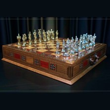 Orta Boy Metal Ispanyol Satranç Takımı Parlak ve Masif Ahşap Çekmeceli Tahtası (38X38X6 Cm.)