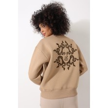 Amida Kamel Sırtı Medusa Nakış Işlemeli Bisiklet Yaka Oversize Kadın Sweatshirt - 2446