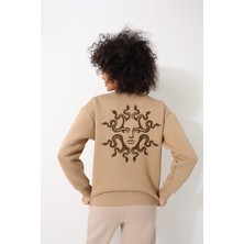 Amida Kamel Sırtı Medusa Nakış Işlemeli Bisiklet Yaka Oversize Kadın Sweatshirt - 2446