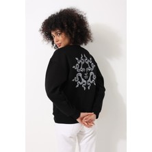 Amida Siyah Sırtı Medusa Nakış Işlemeli Bisiklet Yaka Oversize Kadın Sweatshirt - 2446