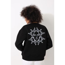 Amida Siyah Sırtı Medusa Nakış Işlemeli Bisiklet Yaka Oversize Kadın Sweatshirt - 2446