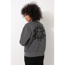 Amida Antrasit Sırtı Medusa Nakış Işlemeli Bisiklet Yaka Oversize Kadın Sweatshirt - 2446