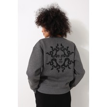 Amida Antrasit Sırtı Medusa Nakış Işlemeli Bisiklet Yaka Oversize Kadın Sweatshirt - 2446