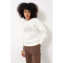 Amida Ekru Önü Lotus Çiçeği Nakış Işlemeli Bisiklet Yaka Oversize Kadın Sweatshirt - 2447