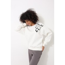 Amida Ekru Omzu Lazer Kesim Çiçek Nakış Detaylı Bisiklet Yaka Oversize Kadın  Sweatshirt - 2448