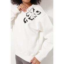 Amida Ekru Omzu Lazer Kesim Çiçek Nakış Detaylı Bisiklet Yaka Oversize Kadın  Sweatshirt - 2448