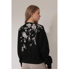 Amida Siyah Arkası Gül Nakışlı Bisiklet Yaka Sweatshirt - 2432