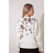 Amida Ekru Arkası Gül Nakışlı Bisiklet Yaka Sweatshirt - 2432