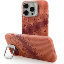 Coverzone iPhone 15 Pro  ile Uyumlu Sert Kapak Kılıf Karbon Patterned Yüksek Kalite Desenli Tasarım Kamera Standlı Magsafe ile Uyumlu Kılıf Turuncu