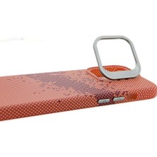 Coverzone iPhone 15 Pro  ile Uyumlu Sert Kapak Kılıf Karbon Patterned Yüksek Kalite Desenli Tasarım Kamera Standlı Magsafe ile Uyumlu Kılıf Turuncu