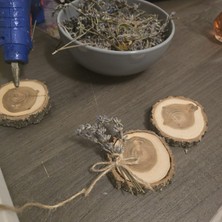 Rustik Ahşap Mumluk – Lavanta Buketi Detaylı, Doğal ve Şık Dekoratif Mumluk | El Yapımı Ahşap Mumluklar