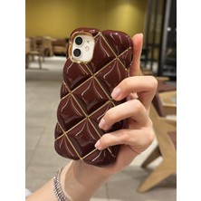 Paladyum Case iPhone 11 Uyumlu Gold Detaylı Çizgili Bordo Baklava Dilimli Puf Kılıf