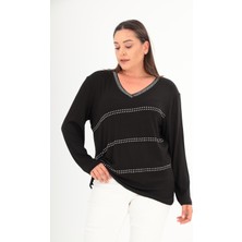 Şans Kadın Büyük Beden Siyah Yaka ve Ön Taş Baskı Detaylı Bluz 65N38428