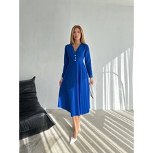 Civarda Moda Krep Kumaş Düğme Detaylı V Yaka Uzun Kollu Midi Boy Elbise