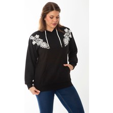 Kadın Büyük Beden Siyah Aplike Dantel ve Kapşon Detaylı Kanguru Cepli Sweatshirt 65N37015
