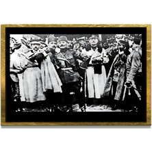 Marsilyan Yapay Zeka ile Yenilenmiş Atatürk Fotoğrafları Siyah Beyaz Cam Tablo, 3D Dekoratif Baskı 381