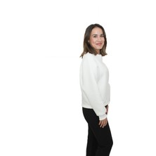 Kadın Beyaz Yuvarlak Yaka Krop Model Oversize Şardonlu Swetshirt