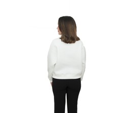 Kadın Beyaz Yuvarlak Yaka Krop Model Oversize Şardonlu Swetshirt