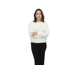 Kadın Beyaz Yuvarlak Yaka Krop Model Oversize Şardonlu Swetshirt