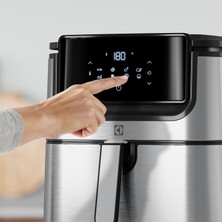 Electrolux Yeni Seri (2025) Explore 6 Paslanmaz Çelik Airfryer 8 Programlı Dokunmatik LCD Ekranlı 7 L Sepet Kapasiteli, 1800W