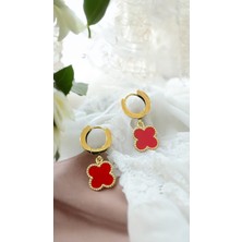 Wisteria Jewelry Dört Yapraklı Yonca Kırmızı Mineli Gold Renk Renk Çelik Küpe 316L