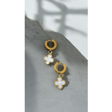 Wisteria Jewelry Dört Yapraklı Yonca Beyaz Mineli Gold Renk Renk Çelik Küpe 316L