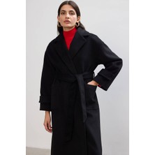 Siyah Dikiş Detaylı Kaban