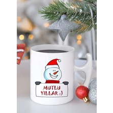 Kastaballa Yılbaşı Temalı "Mutlu Yıllar" Pankartı Tutan Kardan Adam Figürlü Çekiç Kulplu Porselen 300 ml Kupa