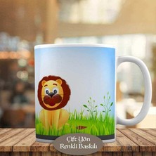 Asilmeydan Yeşil Çimenler Üstünde Mutlu Aslancık Kupa Bardak Hediyelik-298