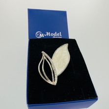 Arven Model Aksesuar Lale Yapraklı Beyaz Işleme Detaylı Taşlı  Broş