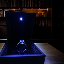 Zey Gümüş Işikli Kutuda Gümüş Rodyumlu Zirkon Taşli Parlaklığıyla Büyüleyen Pirlanta Montörlü Tektaş Yüzük