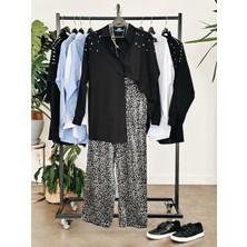 Leopar Desenli Parlak Dokuma Pantolon Siyah