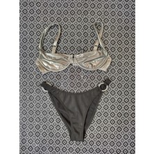 Kadın Parlak Yeşil Üst Arkadan Popçalı, Siyah Alt Yandan Halkalı Üçgen Bikini.