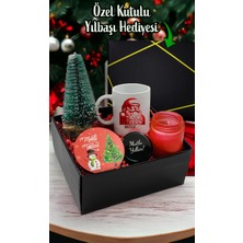 Vega Hediye Özel Hediye Kutulu Yılbaşı Hediye Seti (Yılbaşı Ağacı & Kupa & Mum & Altlık) Sıcak Atmosfer Yaratır